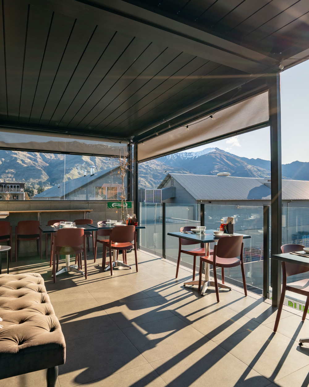 fudog-wanaka-restaurant-deck-outside-dining-area
